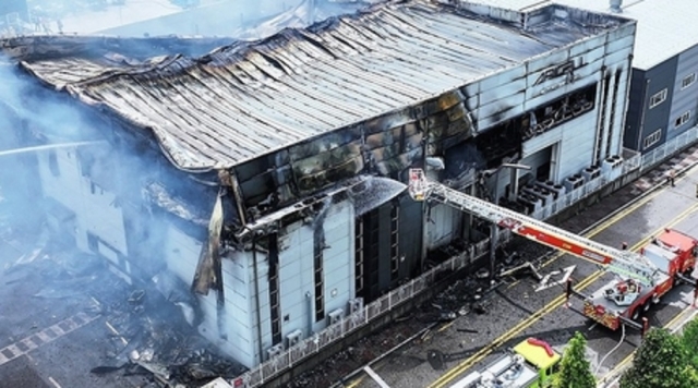 지난달 23명의 사망자가 발생한 아리셀 공장 화재 당시 모습. 연합뉴스