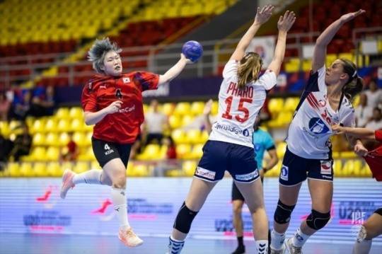 핸드볼은 공을 사용하는 구기종목이다. 사진은 지난 6월 세계주니어핸드볼선수궈대회에서 한국팀 경기 모습. [국제핸드볼연맹 홈페이지 캡처]