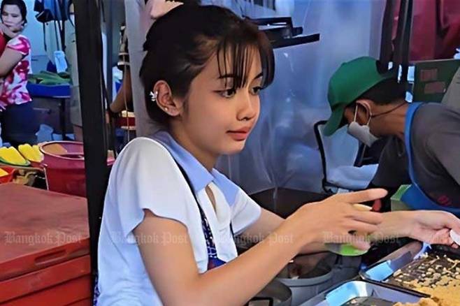 시장에서 치킨을 팔고 있는 10대 소녀가 블랙핑크 멤버 리사와 닮은꼴로 화제다. [사진출처 = SNS]