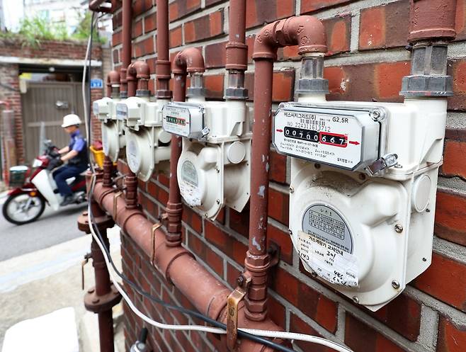 다음달 1일부터 도시가스 주택용 도매요금이 메가줄(MJ)당 1.41원 인상된다. 서울시 4인 가구 기준 월 가스요금은 약 3770원 오른다. 5일 서울 한 주택가에 가스계량기가 늘어서 있다. 뉴스1