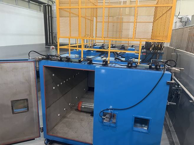 충북 음성군 금왕읍에 위치한 한국가스안전공사 수소제품시험평가센터가 보유한 극저온과 고온에서 수소가스 충방전을 확인하기 위한 설비. /사진=조규희 기자