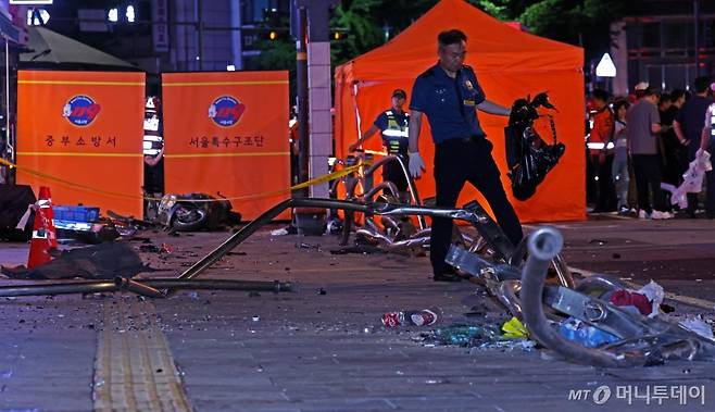 1일 오후 서울 중구 시청역 교차로에 대형 교통사고가 발생해 출동한 119구급대와 경찰 등이 사고 현장을 수습하고 있다./사진=뉴시스