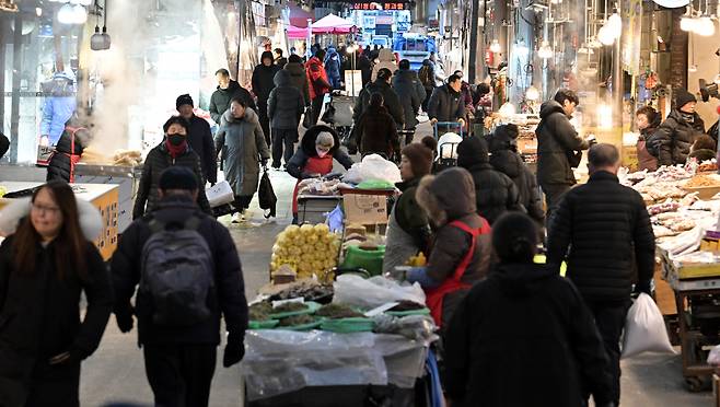 전통시장을 찾은 시민들이 장을 보고 있다. 임세준 기자