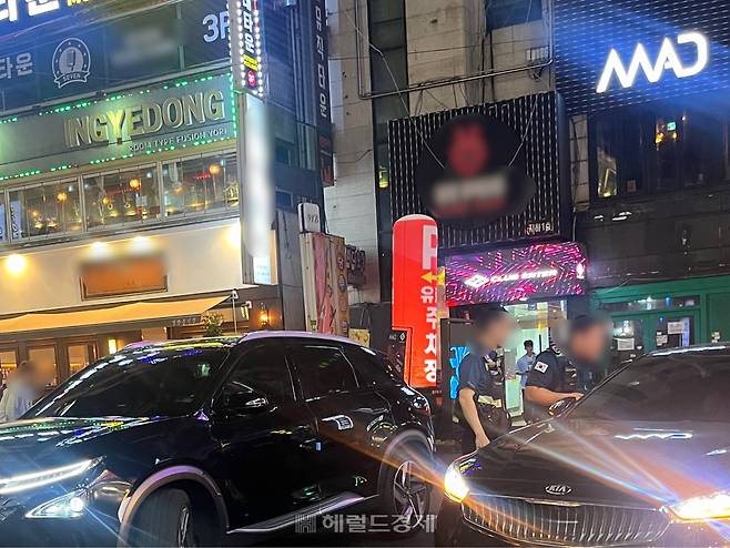 수원남부경찰서 인계지구대 경찰관들이 관할 내 대형 유흥가인 ’인계박스’ 순찰중 무면허 운전자를 단속하는 모습. 김민지 수습기자.