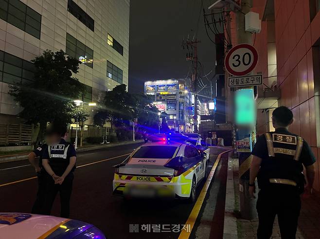 시민들이 잠에 든 늦은 밤에도 경찰은 움직인다. 특별한 신고가 없어도 이동하는 내내 차량조회기로 무면허, 수배차량 등을 단속한다. 김민지 수습기자.