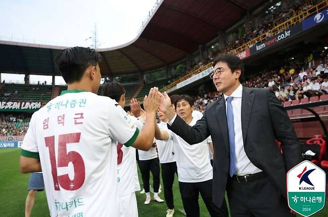 [서울=뉴시스] 프로축구 K리그1 대전하나시티즌 황선홍 감독. (사진=한국프로축구연맹) *재판매 및 DB 금지