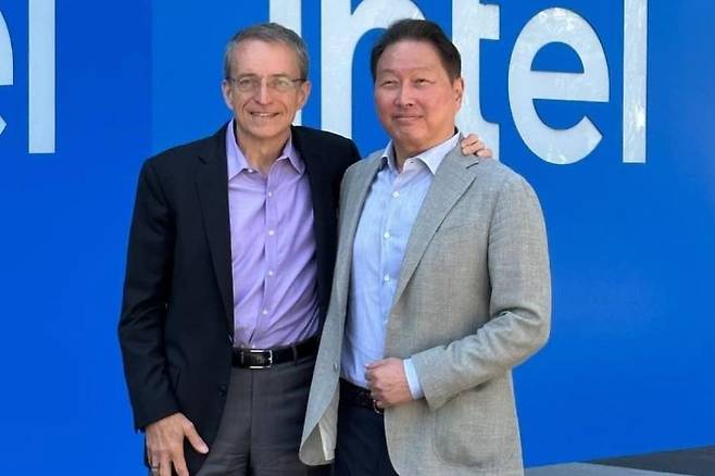 최 회장이 자신의 인스타그램에 게시한 팻 겔싱어 인텔 CEO와 만난 사진. 최태원 회장 인스타그램 캡처