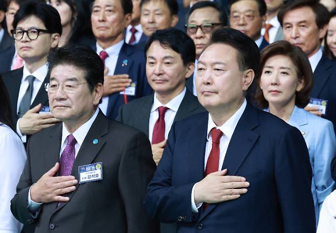 윤석열 대통령과 국민의힘 당권 주자들이 4일 인천 남동체육관에서 열린 한국자유총연맹 창립 제70주년 기념식에서 국기에 경례하고 있다. 연합뉴스