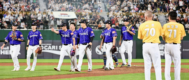 [OSEN=부산, 이석우 기자] 15일 부산 사직구장에서 2023 신한은행 SOL KBO 올스타전 드림과 나눔의 경기가 열렸다. 나눔 올스타 선수들이 드림 올스타에 8-4로 승리한 후 기쁨을 나누고 있다. 2023.07.15 / foto0307@osen.co.kr