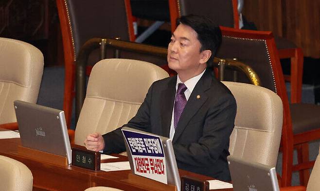 안철수 국민의힘 의원이 4일 오후 서울 여의도 국회에서 열린 제415회국회(임시회) 제5차 본회의에서 순직 해병 수사 방해 및 사건 은폐 등의 진상규명을 위한 특별검사의 임명 등에 관한 법률안 투표에서 찬성표를 던진 뒤 투표 결과를 지켜보고 있다. 뉴시스