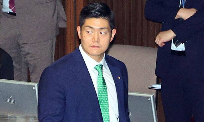 국민의힘 김재섭 의원이 4일 오후 서울 국회에서 열린 본회의에서 순직 해병 수사 방해 및 사건 은폐 등의 진상규명을 위한 특별검사의 임명 등에 관한 법률안 투표에서 반대표를 던진 뒤 퇴장하고 있다. 연합뉴스