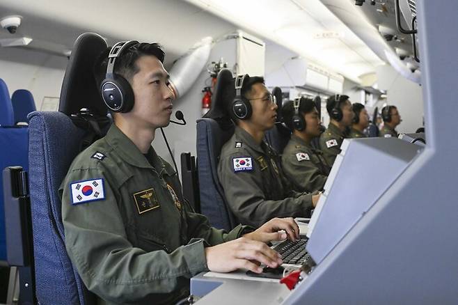 P-8A 해상초계기 전술통제관이 전술훈련을 하고 있다. 해군 제공