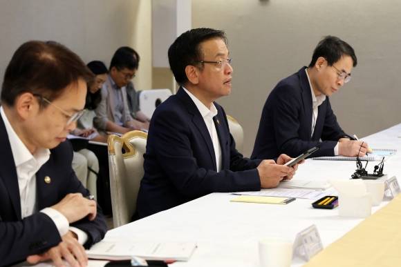 “하반기 수출 회복 동력 유지해야”… 최상목 대외경제장관회의 주재 - 최상목(가운데) 부총리 겸 기획재정부 장관이 4일 서울 종로구 정부서울청사에서 열린 대외경제장관회의를 주재하고 있다. 최 부총리는 “하반기 대외경제 여건이 녹록지 않은 점을 생각하면 긴장의 끈을 놓을 수 없다”면서 “수출 중심 회복 모멘텀(동력)을 유지하는 게 중요한 시점”이라고 말했다.  뉴시스