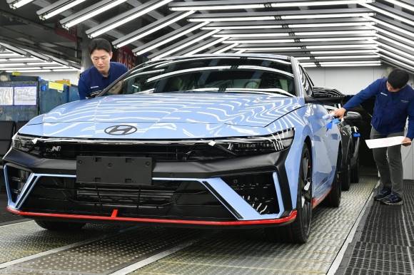 현대자동차 울산공장에서 임직원들이 생산 중인 아반떼N을 점검하고 있다.  서울신문DB