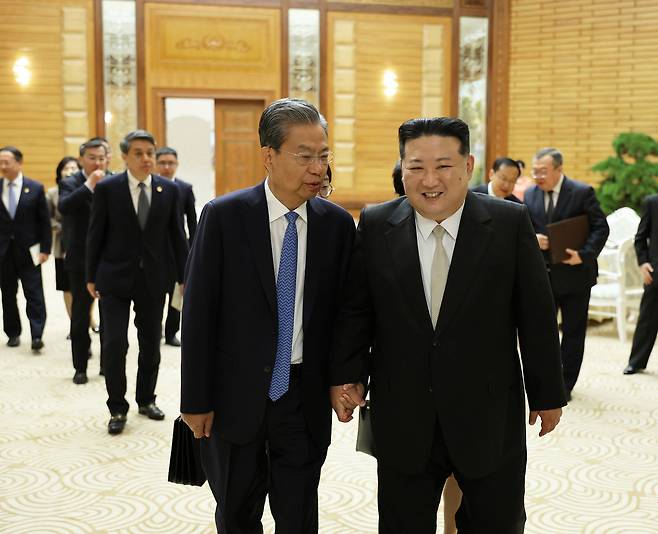 김정은 국무위원장이 4월13일 중국공산당 서열 3위 자오러지 전국인민대표대회 상무위원장을 만났다.ⓒ평양 조선중앙통신