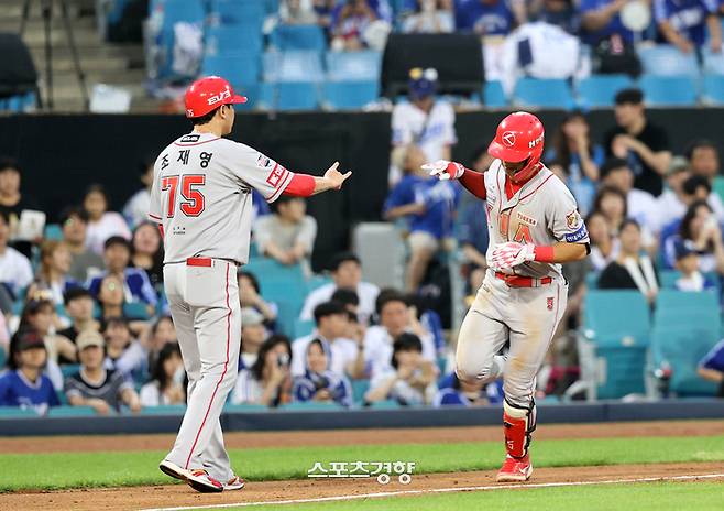 KIA 김도영이 홈런을 친 뒤 조재영 3루 코치와 하이파이브 하고 있다. KIA 타이거즈 제공