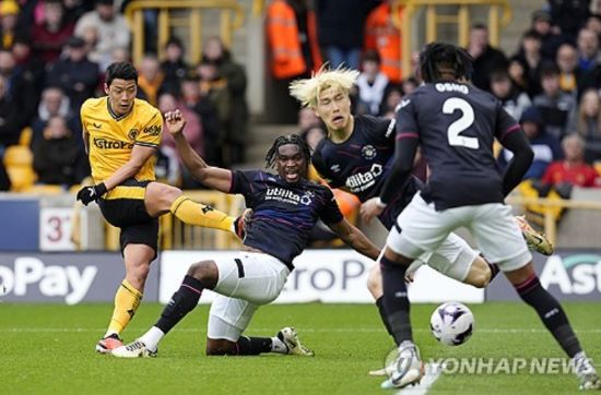 프랑스 리그1 우승 9번을 차지한 전통의 명문 올랭피크 마르세유가 '한국 축구의 황소' 황희찬을 원하는 것으로 드러났다. 5일 프랑스 유력지 레퀴프에 따르면 명장 로베르토 데 제르비 감독이 이끄는 마르세유는 최근 데려온 새 감독 로베르토 데 제르비가 공격진 보강 멤버로 황희찬과 메이슨 그린우드를 점찍었다. 다만 황희찬이 지난해 말 현 소속팀인 프리미어리그 울버햄프턴과 5년 계약을 체결했기 때문에 그가 프랑스로 정말 올지는 미지수다. 연합뉴스