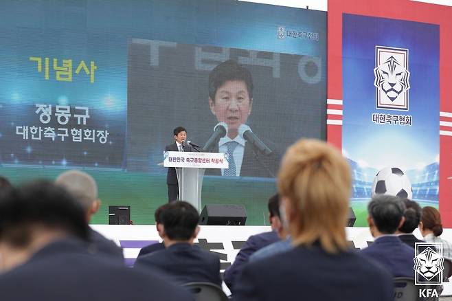 정몽규 대한축구협회장이 5개월 가까이 뽑지 못하고 있는 대한민국 축구 국가대표팀(A대표팀) 감독 선임과 관련해 입을 열었다. 정 회장은 '아직 보고받은 바 없다. 잘될 것이라고 믿는다. 이임생 기술 이사가 열심히 한다고 들었다'며 '50% 지지를 받으며 (감독이) 되는 경우도 없는 것 같다. 알렉스 퍼거슨 감독도 쉽지 않을 것'이라는 의견을 내놨다. 대한축구협회