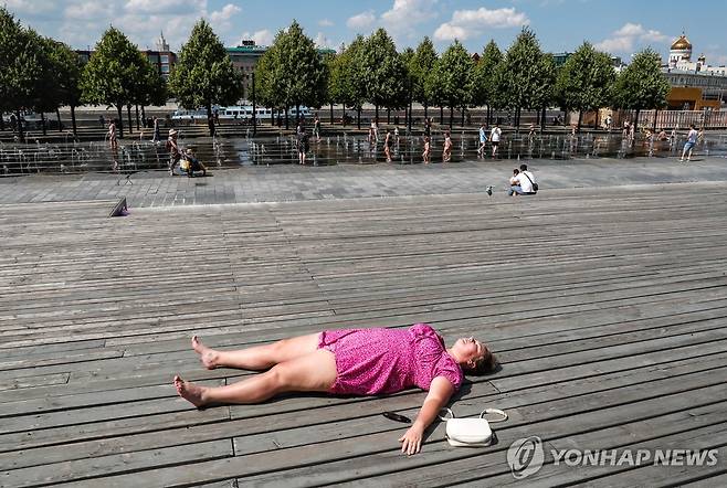 모스크바에서 일광욕하는 여성 [EPA 연합뉴스 자료사진. 재판매 및 DB 금지]