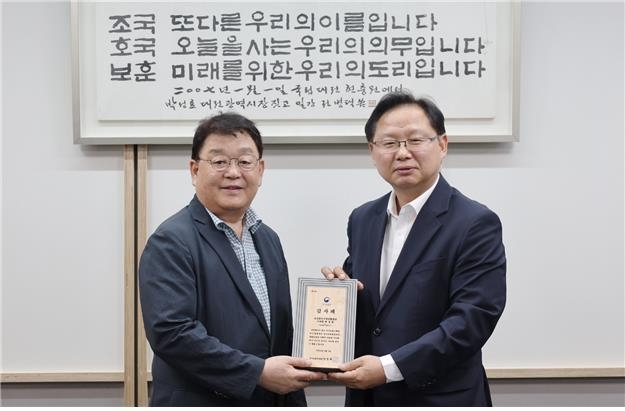 박성효 소상공인시장진흥공단 이사장, 감사패 수상  박성효 소상공인시장진흥공단 이사장(왼쪽)이 대전지방보훈청 강만희 청장으로부터 '2024년 호국보훈의 달 대외유공인사 감사패'를 받고 있다. [소상공인시장진흥공단 제공. 재판매 및 DB 금지]