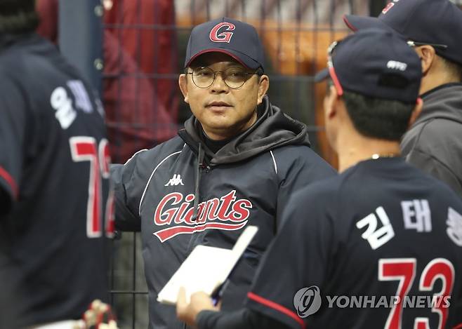 코치진과 대화하는 양상문 감독 2019년 3월 15일 오후 서울 구로구 고척스카이돔에서 열린 2019 KBO 리그 프로야구 롯데 자이언츠 대 키움 히어로즈의 시범경기. 5회 말 양상문 롯데 감독이 코치진과 대화하고 있다. [연합뉴스 자료사진]