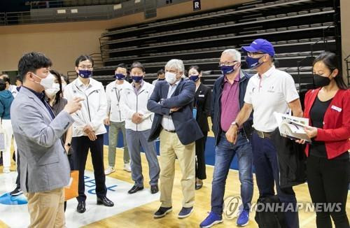 아산 이순신체육관 찾은 국제대학스포츠연맹 평가단 [연합뉴스 자료사진]