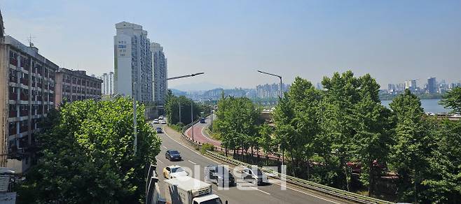 지난달 28일 서울 용산구 서부이촌동을 지나는 강변북로 맨 왼쪽으로 중산시범아파트가, 오른쪽으로 한강이 보인다. 중산시범아파트에서 한강시민공원까지는 도보로 5분 정도 걸렸다.(사진=전재욱 기자)