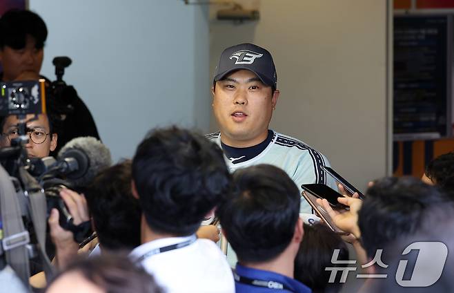 한화 이글스 류현진이 6일 오후 인천시 미추홀구 문학동 SSG랜더스필드에서 '2024 신한 SOL Bank KBO 올스타전’에 앞서 취재진과 인터뷰를 하고 있다. 2024.7.6/뉴스1 ⓒ News1 김진환 기자