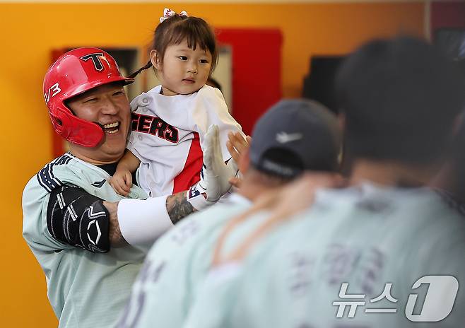 6일 오후 인천시 미추홀구 문학동 SSG랜더스필드에서 열린 '2024 신한 SOL Bank KBO 올스타전’ 나눔 올스타와 드림 올스타의 경기, 나눔팀 KIA 최형우가 2회 솔로홈런을 친 뒤 딸을 안고 동료들의 축하를 받고 있다. 2024.7.6/뉴스1 ⓒ News1 김진환 기자