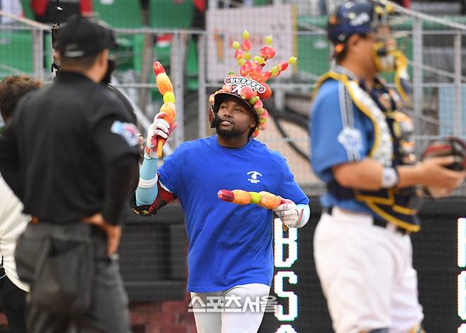 나눔팀 키움 도슨이 6일 인천 SSG랜더스필드에서 진행된 2024 KBO리그 올스타전 1회초 탕후루 모양이 장식을 하고 타석에 들어서고 있다. 2024. 7. 6.  문학 | 박진업 기자 upandup@sportsseoul.com