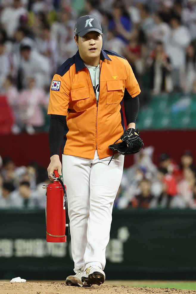 6일 인천SSG랜더스필드에서 열린 2024 신한 SOL뱅크 KBO 올스타전 드림 올스타와 나눔 올스타의 경기. 6회말 1사 1루 드림 kt 장성우 타석 때 교체 투입된 나눔 키움 조상우가 소방대원 복장으로 마운드에 오르고 있다. 사진 | 문학=연합뉴스