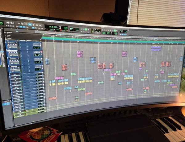 트랙 작업시 새로운 아이템으로 다양한 시도를 하고 있다.