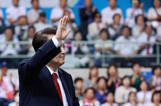 한국자유총연맹 창립 70주년 기념식 축사 뒤 인사하는 윤석열 대통령. 연합뉴스