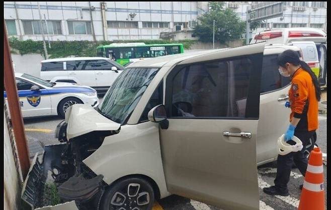 [단독]서울역 인근서 차량 인도 돌진에 2명 부상..80대 운전자 “급발진” 주장