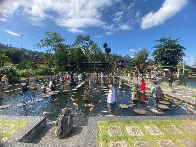 발리 물의 정원 띠르따 강가의 모습.