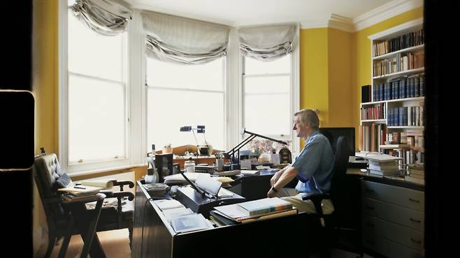 노란색 벽면이 특징인, 영국의 소설가 줄리언 반스의 작업실 모습. 교육방송 동영상 갈무리