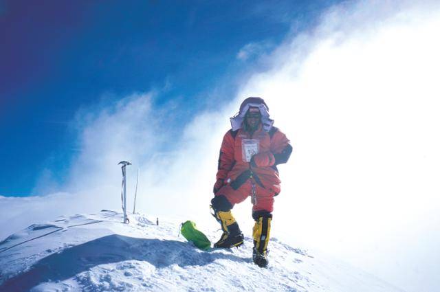 엄홍길이 2000년 고(故) 박무택 대원과 죽을 고비를 넘긴 뒤 오른 칸첸중가 정상에서 기념촬영을 하고 있다. 사진은 박 대원이 찍어줬다. 엄홍길휴먼재단 제공