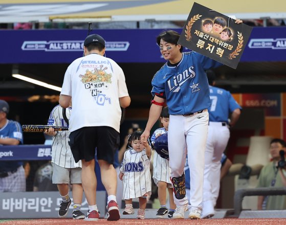 6일 오후 인천시 미추홀구 문학동 SSG랜더스필드에서 열린 '2024 신한 SOL Bank KBO 올스타전’ 나눔 올스타와 드림 올스타의 경기, 드림팀 삼성 류지혁이 세 자녀들과 함께 타석에 나서고 있다. 뉴스1