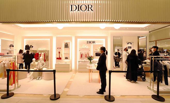 The first BabyDior store at theGangnam branchof ShinsegaeDepartment Storein Seoul (Shinsegae Department Store)