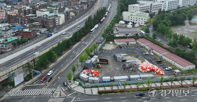 5일 인천대로(옛 경인고속도로) 일반화 사업의 연계 프로젝트인 미추홀구 용현동 복합문화시설 공사가 설계 단계에서 멈췄다. 시설 부지는 현장 사무실과 건설자재 보관용으로 쓰이고 있다. 조병석기자