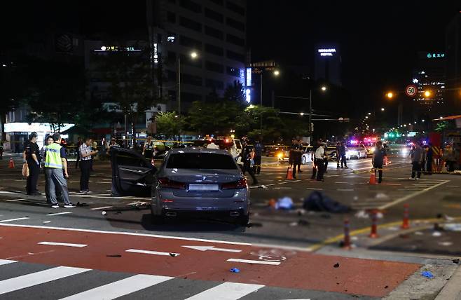 2일 새벽 13명의 사상자가 발생한 서울 시청역 교차로 교통사고 현장에 피해 차량과 잔해물들이 남아 있다./사진=뉴스1