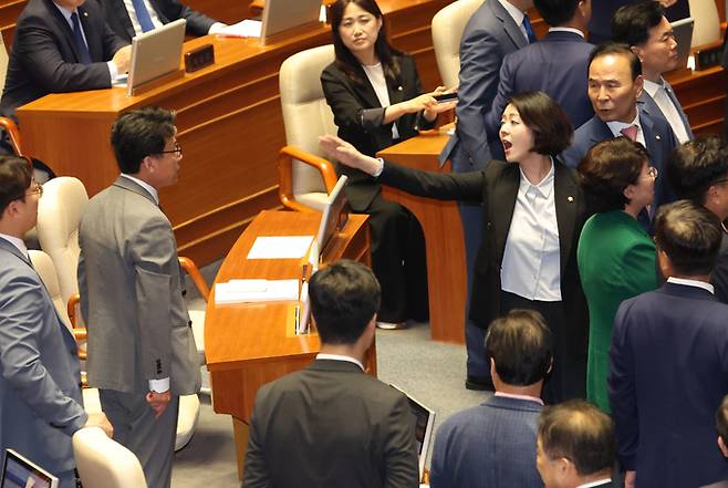 지난 4일 국회 본회의에서 필리버스터가 종료되고 채상병 특검법이 표결이 시작된 가운데 국민의힘 배현진 의원과 더불어민주당 진성준 정책위의장이 언쟁을 벌이고 있다. 연합뉴스