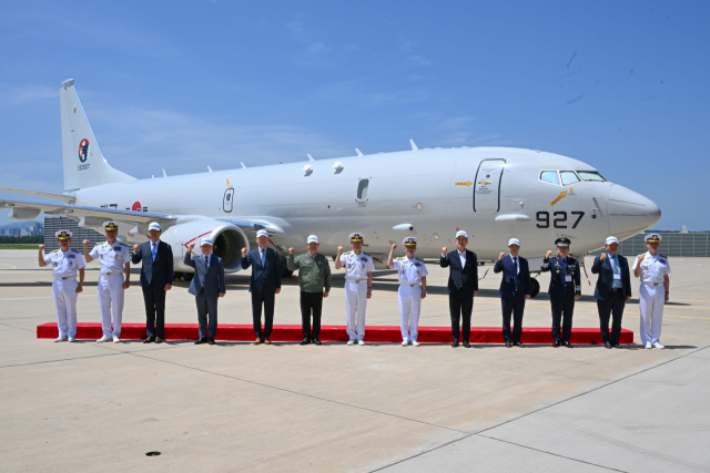 4일 경북 포항 소재 해군항공사령부에서 개최된 ‘P-8A 포세이돈’ 해상 초계기 인수식 이후 신원식 국방부 장관(왼쪽 여섯 번째)을 비롯한 주요 군 관계자들이 기념사진을 촬영하고 있다. 사진 제공=해군