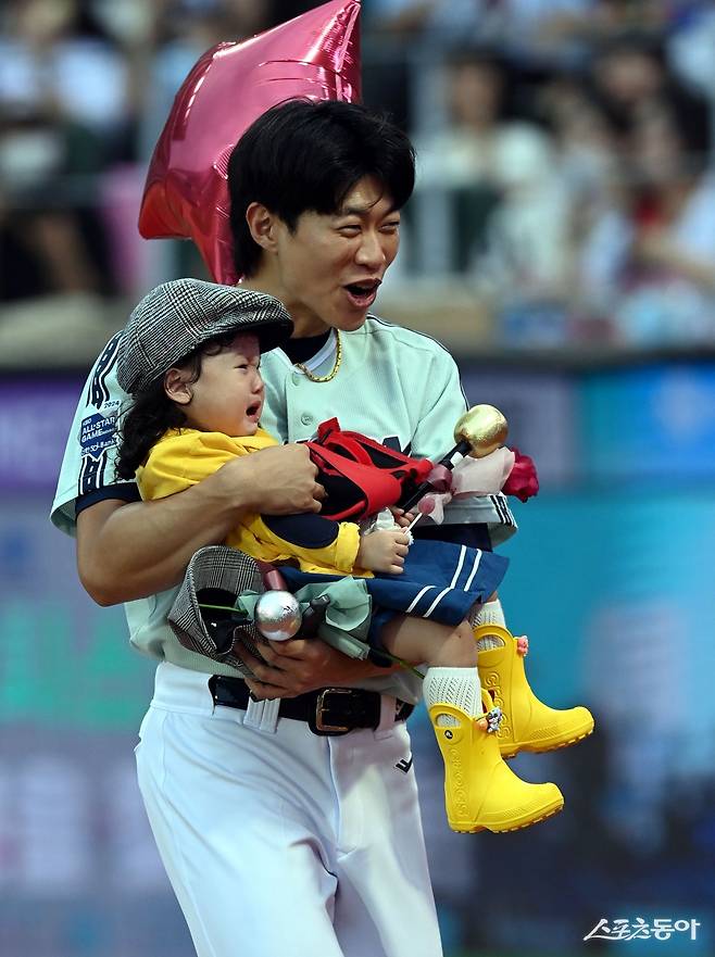 6일 인천 SSG랜더스필드에서 ‘2024 신한 SOL Bank KBO 올스타전’ 경기가 열렸다. 나눔올스타 송성문이 박동원의 딸을 안고 더그아웃으로 향하고 있다. 인천 ｜ 김민성 기자 marineboy@donga.com