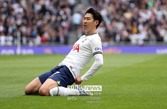 ▲ 각종 온라인 축구 커뮤니티에 따르면 손흥민은 지난 5일 경기도 용인 수지체육공원에 모습을 드러냈다. 그리고 일반인들을 상대로 조기 축구에 참여했다. 국가대표 골키퍼인 김승규도 함께였다. 프리미어리그 최고의 선수 중 한 명이자 한국 축구대표팀의 주장을 가까이서 볼 수 있는 기회였기에 이날 수지체육공원에는 2,000여 명 가까이 되는 인파가 몰린 것으로 확인됐다.