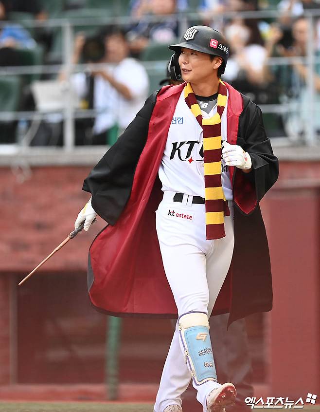 5일 오후 인천 SSG랜더스필드에서 열린 '2024 신한 SOL Bank KBO 올스타 프라이데이' 퓨처스 올스타전 남부와 북부의 경기, 4회말 1사 북부 최성민이 마법사 분장을 하고 타석에 들어서고 있다. 인천, 박지영 기자