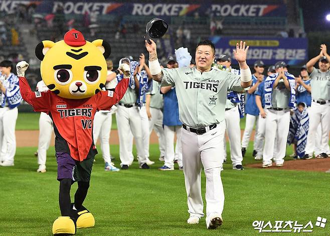 6일 오후 인천SSG랜더스필드에서 열린 '2024 신한 SOL Bank KBO 올스타전' 드림 올스타와 나눔 올스타의 경기, 나눔이 4:2의 스코어로 승리했다. 경기 종료 후 나눔 최형우가 MVP 수상 기념 촬영을 하고 있다. 인천, 박지영 기자