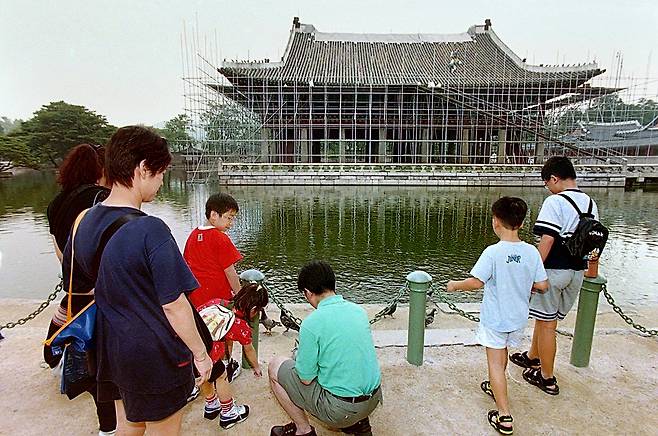 집중호우로 경회루 용마루가 무너져 지붕 보수공사가 진행됐다. 1998년 [연합뉴스 자료사진]