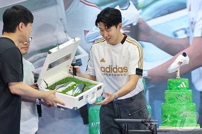 토트넘 손흥민이 6일 서울 영등포구 타임스퀘어에서 열린 아디다스 축구화 F50 발매 기념행사 '오직 스피드를 위해-SON IS COMING'에 참석해 첫 골을 넣었던 축구화 모델을 선물받고 있다. 2024.7.6/뉴스1 ⓒ News1 김도우 기자