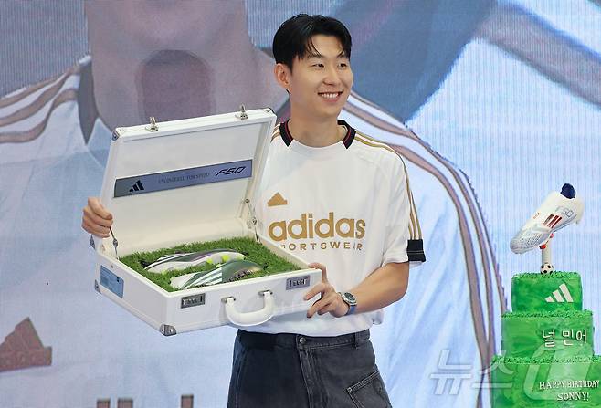 토트넘 손흥민이 6일 서울 영등포구 타임스퀘어에서 열린 아디다스 축구화 F50 발매 기념행사 '오직 스피드를 위해-SON IS COMING'에 참석해 첫 골을 넣었던 축구화 모델을 선물받고 있다. 2024.7.6/뉴스1 ⓒ News1 김도우 기자